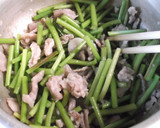 さつまいもの茎と豚肉のおかかゴマ炒め作り方3写真