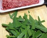 ご飯がすすむひき肉とニラの餃子風そぼろ作り方1写真