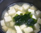 玉葱と豆腐、わかめの味噌汁作り方2写真