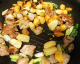 3種の揚げ芋と鶏肉のパルメザンチーズ炒め作り方7写真