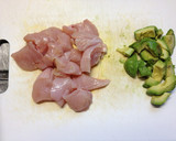 アボカドと鶏肉のわさびしょうゆ炒め♪作り方1写真