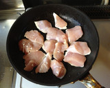 アボカドと鶏肉のわさびしょうゆ炒め♪作り方2写真