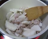 鶏もも肉と大根の味噌牛乳煮作り方3写真