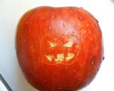 ハロウィンなリンゴ　お弁当のデザートに！作り方1写真