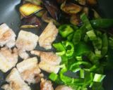 簡単!豚バラとナスとピーマンのピリ甘辛丼作り方7写真