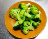 鶏もも軟骨とブロッコリーの炒めもの☆作り方1写真