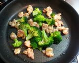 鶏もも軟骨とブロッコリーの炒めもの☆作り方4写真