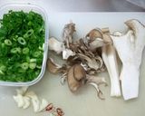 簡単お家で作る☆きのこのペペロンチーノ作り方1写真