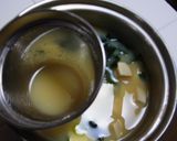 味噌がひきたつ♪豆腐とわかめの白い味噌汁作り方3写真