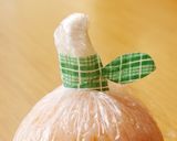 ラップ付きおにぎり☆りんごちゃんキャラ弁作り方7写真