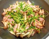 ベーコンと豆苗としめじの簡単炒め♪作り方5写真