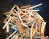 豚バラとゴボウ、九條ネギの味噌煮作り方2写真