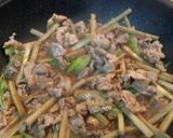 豚バラとゴボウ、九條ネギの味噌煮作り方3写真