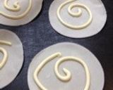 余った餃子の皮で♡しらすのおつまみピザ作り方1写真