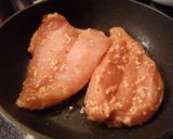ピリ辛醤油麹の鶏胸肉ソテー作り方3写真