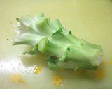 ブロッコリーの茎で簡単おつまみ♪温玉のせ作り方1写真