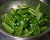 鶏皮とピーマンのナンプラー炒めもの作り方1写真