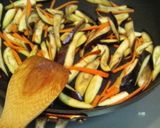 蒲焼きのたれで茄子と人参の炒め物作り方1写真
