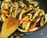 蒲焼きのたれで茄子と人参の炒め物作り方1写真
