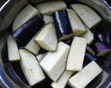 鶏とナス•舞茸の生姜味の煮物作り方1写真