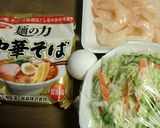 麺の力中華そば、むきえびとコールスローで作り方1写真