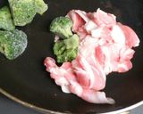 お手軽☆豚肉とブロッコリーの塩麹炒め♪作り方2写真