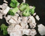 お手軽☆豚肉とブロッコリーの塩麹炒め♪作り方3写真
