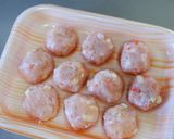 市販鶏団子で椎茸と蓮根の肉詰め餡作り方1写真