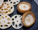 市販鶏団子で椎茸と蓮根の肉詰め餡作り方2写真