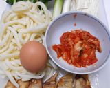 ほうれん草、餃子、キムチで鍋焼きうどん作り方1写真