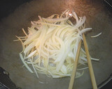 シャキシャキ玉ねぎと大根の皮のキンピラ♪作り方3写真
