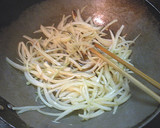 シャキシャキ玉ねぎと大根の皮のキンピラ♪作り方4写真