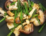 茸とにんにくの芽のオイスターソース炒め作り方3写真