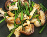 茸とにんにくの芽のオイスターソース炒め作り方3写真