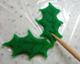 クリスマスケーキに☆ マジパンで柊作り方4写真