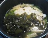 オッサンの油揚げとワカメのお吸い物作り方3写真