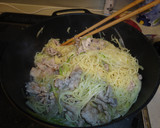 シンプルで簡単！豚肉とねぎの黒酢焼きそば作り方4写真