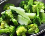 韓国料理ーブロッコリーのナムル風和え物作り方1写真