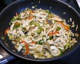 簡単！柔らかムネ肉と舞茸のオイスタ炒め作り方3写真