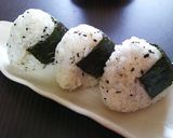 朝の簡単おにぎり②昆布茶×黒胡椒作り方2写真