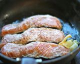 サーモンのムニエル ガーリックバター醤油作り方2写真