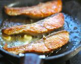 サーモンのムニエル ガーリックバター醤油作り方3写真