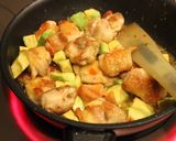 簡単☆鶏ももとアボカドのスイチリ照り焼き作り方4写真