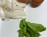 新玉ねぎとサヤエンドウと卵の炒め物作り方1写真