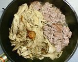 豚ひき肉とキノコの煮込み麺作り方4写真