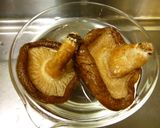 (^^)鶏肉と干しシイタケの酢入りスープ作り方1写真