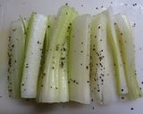 簡単☆かにかまとセロリのチーズ春巻き作り方1写真