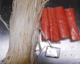 土鍋でえのき茸とカニカマのコンソメスープ作り方1写真