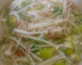 土鍋でえのき茸とカニカマのコンソメスープ作り方4写真