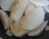 カブと舞茸のにんにくバターしょう油炒め作り方1写真